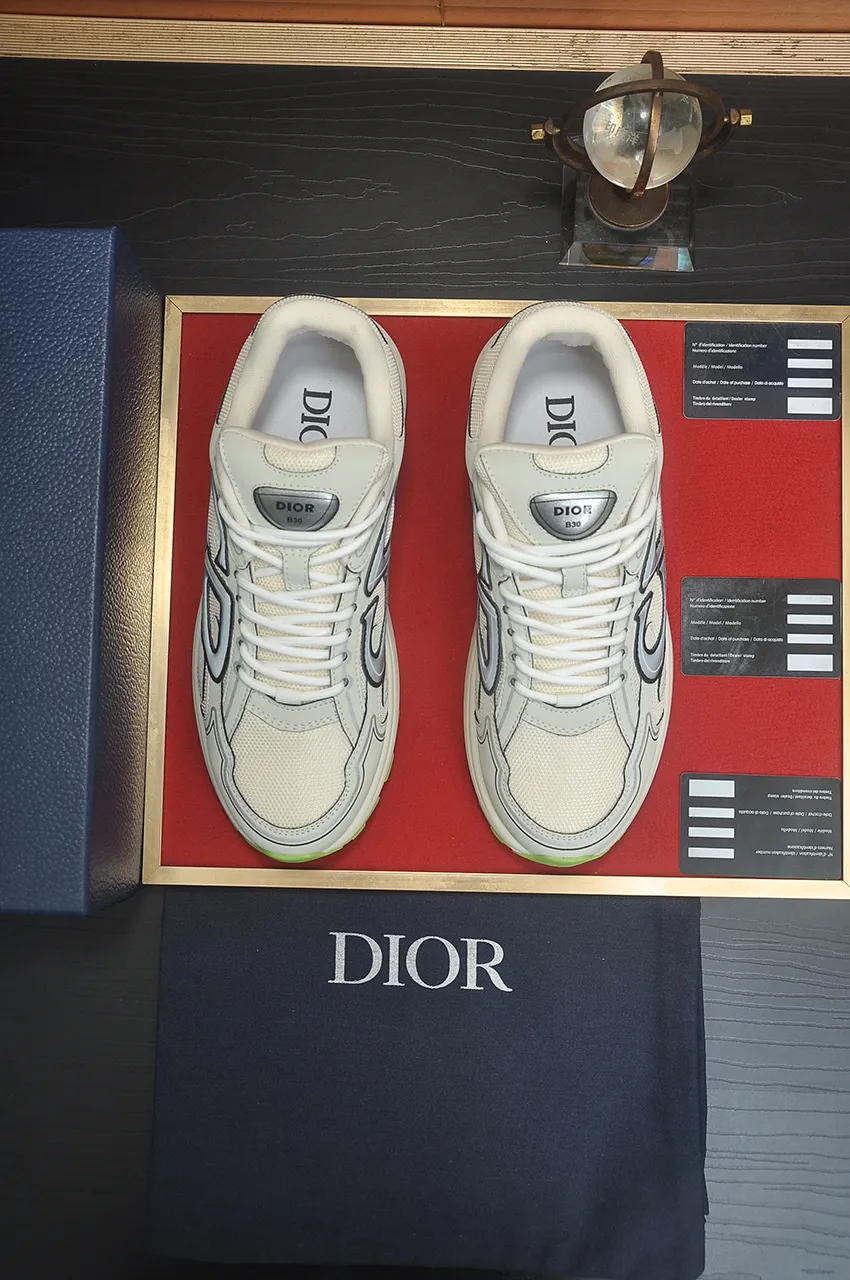 Men's men's shoes 💰: 500💶 (top original order) Brand: Dior (Dior) Standard code: Men's code 38-44 (45 customized) Grade: Same as the official website Material: Top original cowhide spliced ​​together Original wear-resistant and lightweight outsole Style category: Fashionable casual shoes Distinguished luxury brand elements top luxury Color: Actual picture color